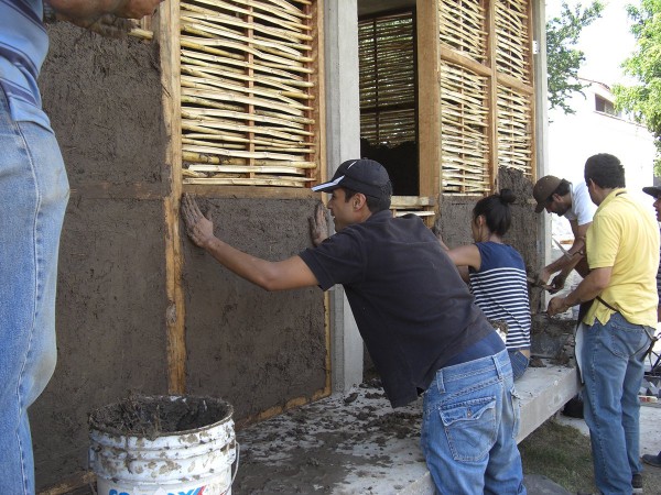 54e36644e58ece48db00006f_in-4-days-100-volunteers-used-mud-and-reeds-to-build-this-community-center-in-mexico_cimg8975