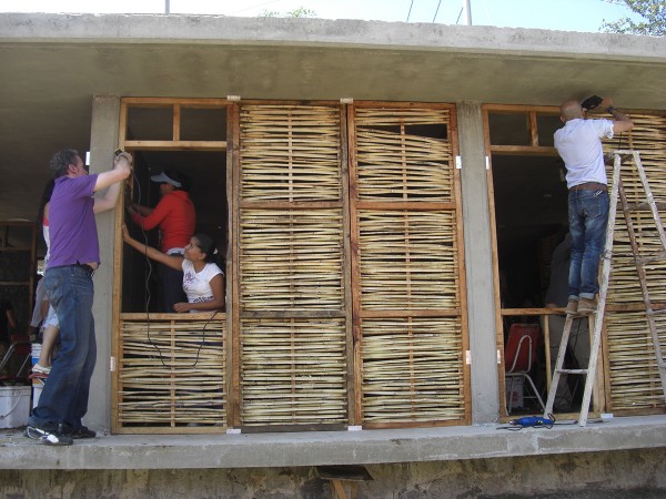 54e36669e58ece326500008e_in-4-days-100-volunteers-used-mud-and-reeds-to-build-this-community-center-in-mexico_cimg8962