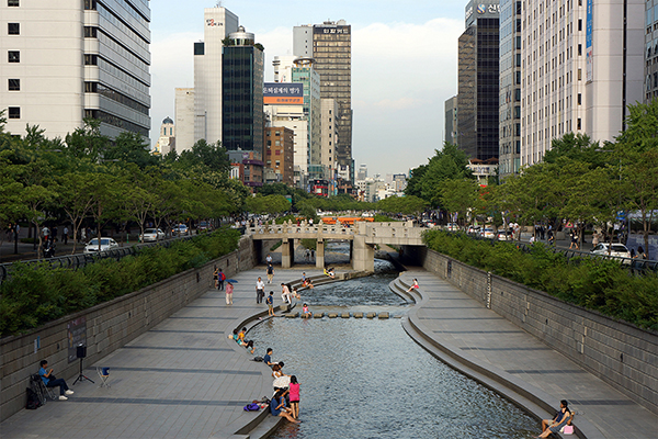 คลองชองเกซอน รื้อทางด่วนพลิกน้ำเน่าให้เป็นแหล่งพักผ่อนกลางกรุงโซล –  CreativeMOVE