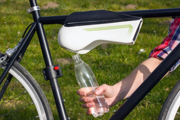 Bottle-For-Bike-Collects-Moisture-From-The-Air-1-800x533